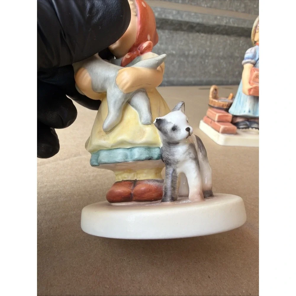 Goebel 2007 Limited Edition Girl Holding Cat‎ Figurine 8042/25000